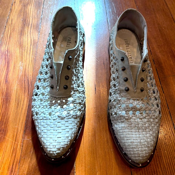 Freda Salvador Silver Woven Flats - Picture 1 of 4